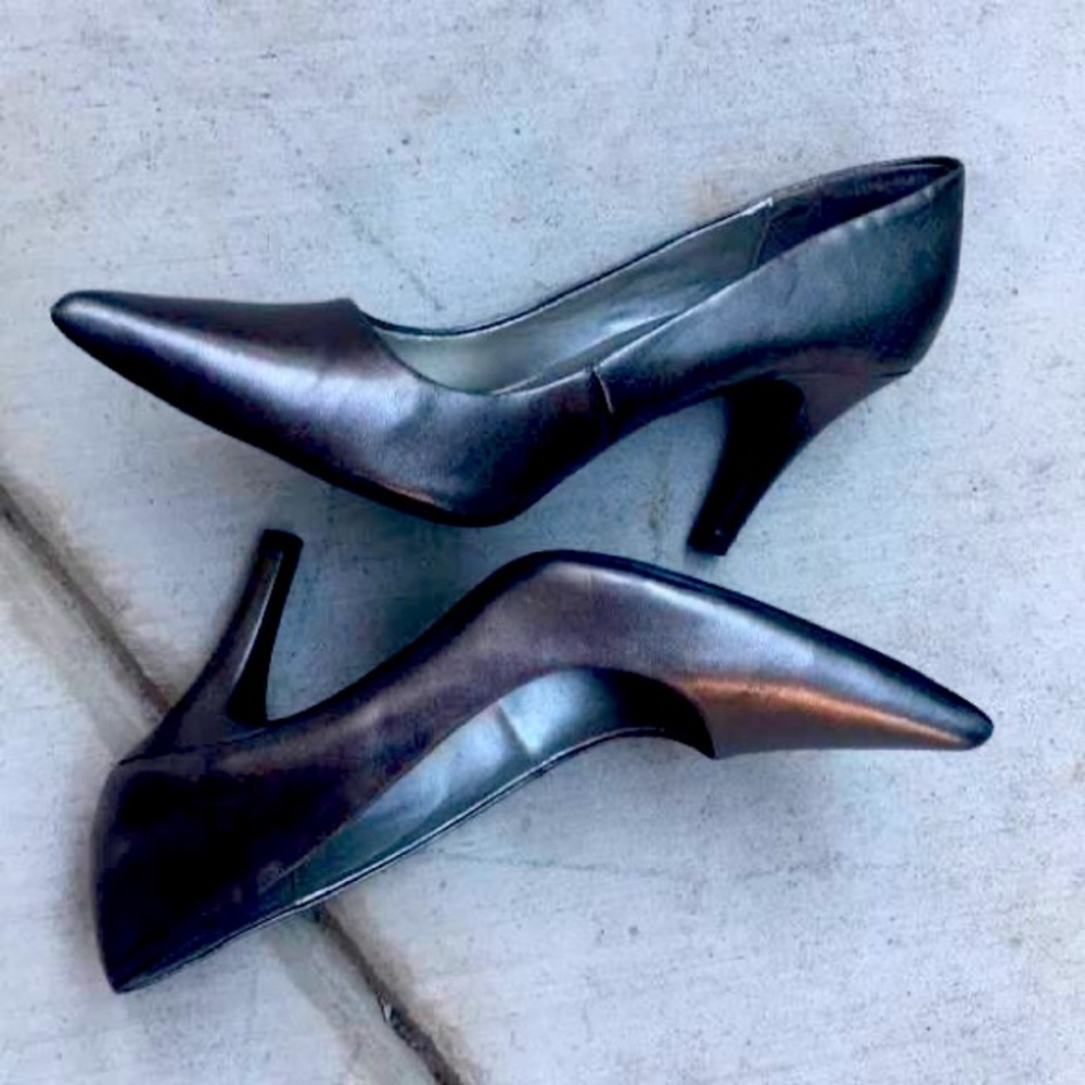 Kenneth Cole Reaction Pumps